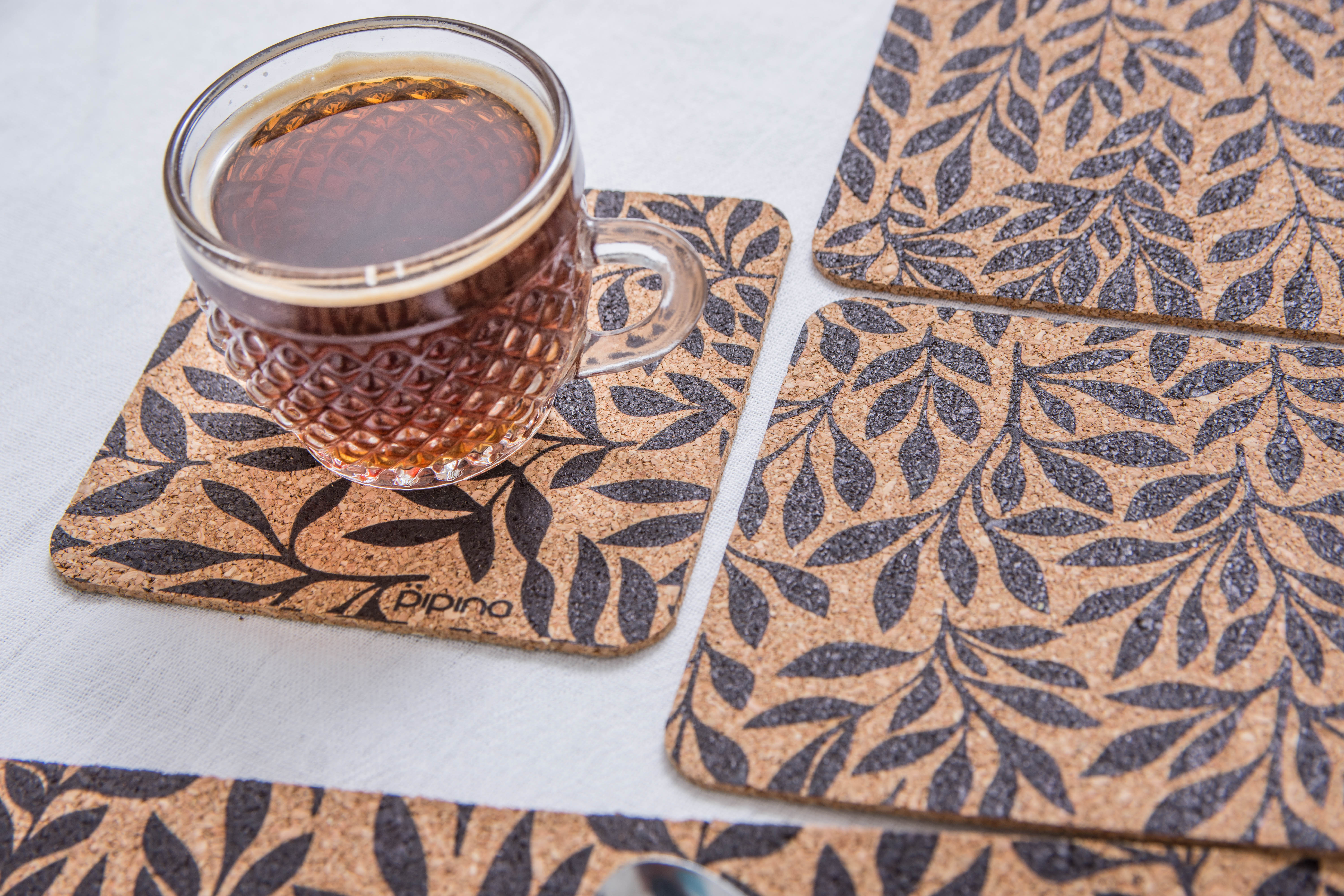 Posavasos de corcho con taza de caf&eacute;